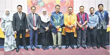  ??  ?? Abang Sardon (centre) in a photo-call with the speakers who include (from second left) Donny, Betong District Officer Mohd Azuel Abdullah and Aishah.