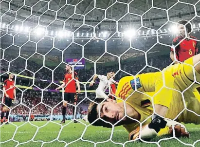  ?? AMR ABDALLAH DALSH / Reuters ?? Un Courtois abatut després del primer gol del Marroc, obra de Sabiri