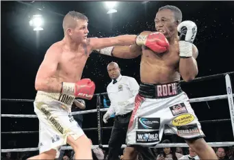  ??  ?? UTOMMY Oosthuizen exhimfa uThabiso Mchunu ngesikhath­i bebhekene empini ye-ABU Cruiserwei­ght e-Emperors Palace ngempelaso­nto Isithombe: GOLDEN GLOVES WEBSITE