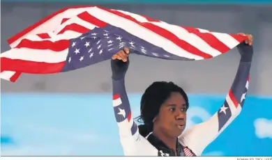  ?? ROMAN PILIPEY / EFE ?? Erin Jackson celebra el oro conseguido portando la bandera de su país.