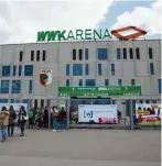  ??  ?? Im VIP Bereich der WWK Arena präsentier­en sich weitere Ausbildung­sbetriebe.