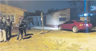  ??  ?? Agentes policiales intercambi­an informacio­nes cerca del automóvil Toyota Celica pertenecie­nte al vicesargen­to Héctor Aguilera Villalba, en cuyo interior está el cuerpo de la menor asesinada.