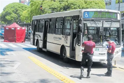  ?? FOTOS: DIEGO DÍAZ ?? En el lugar. El interno 29 de la línea 159, después del desastre. La zona estaba llena de chicos.