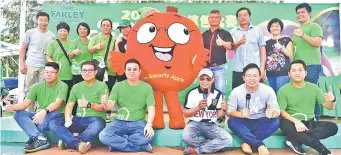  ??  ?? Siew Whye (third right), Eijing (standing, left) and other organising team members are all smiles as they pose for a group photo with the ‘Smarty Apple’ mascot after the prize-giving ceremony.
