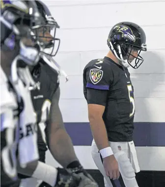  ?? ASSOCIATED PRESS ?? UNCERTAIN: Ravens quarterbac­k Joe Flacco has a sore right hip and might not play in today’s key matchup against the Cincinnati Bengals in Baltimore.