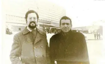  ??  ?? José del Castillo y Emilio Cordero frente al hotel Rusia.