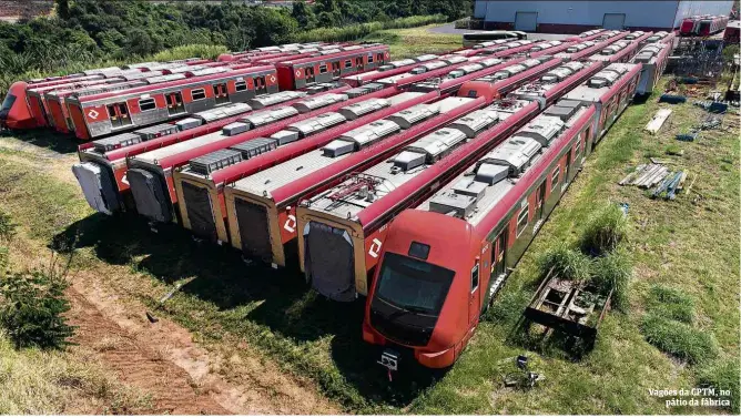  ??  ?? Vagões da CPTM, no pátio da fábrica