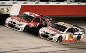  ?? AP/CHUCK BURTON ?? Kevin Harvick (4) passed Dale Earnhardt Jr. with two laps to go and held on for the victory in Saturday night’s Southern 500 at Darlington Raceway.