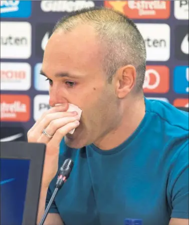  ??  ?? EMOCIÓN. Iniesta, entre lágrimas en el anuncio de su adiós.