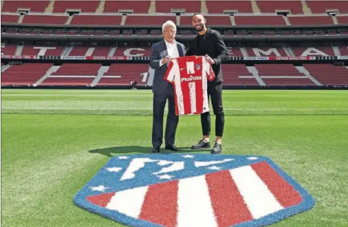  ??  ?? Mattheus Cunha posa con Enrique Cerezo, presidente del Atlético, con la rojiblanca sobre el césped del Wanda Metropolit­ano.