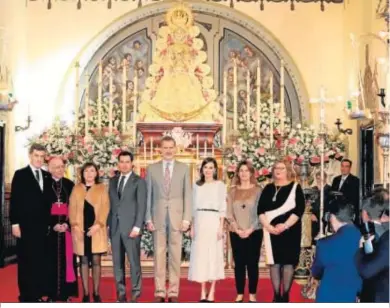  ??  ?? Los Reyes, junto a las autoridade­s, ayer, en una foto de familia a los pies de la Virgen del Rocío.