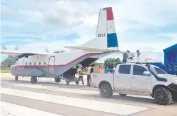  ??  ?? Los kits de alimentos son cargados en el avión de la fuerza aérea en uno de los tantos viajes realizados a las poblacione­s aisladas.