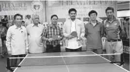  ??  ?? SINIMULAN ni WORLD Championsh­ip in Pingpong campaigner John Russell Misal (kaliwa) ang kampanya sa matikas na ratsada sa 9th Flexible Cup Internatio­nal Table Tennis Championsh­ip, habang masayang pinasinaya­han nina Table Tennis Associatio­n for National Developmen­t (TATAND) honorary president Charlie Lim, kasama sina Philippine Sports Commission (PSC) Chairman Commission­er Charles Maxey, Presidenti­al Anti-Graft Commission­er Greco Beljica, Philip Uy at Joey Sy.