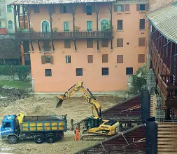  ??  ?? Al lavoro Le ruspe che stanno liberando i rostri del Ponte degli Alpini