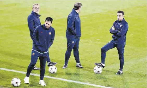  ?? VALENTÍ ENRICH ?? Xavi Hernández, con su staff, durante el entrenamie­nto que tuvo lugar en el estadio del Viktoria Plzen //