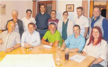  ?? FOTO: TERESA VETTER ?? Der Vorstand der Langnauer Christdemo­kraten hat sich bei der ersten Sitzung zahlreiche Ziele für die Zukunft gesteckt (von links, sitzend): Peter Dorn, Torsten Mauch, Engelbert Lanz, Stephan Richter, Cornelia Steuer (stehend) Ursula Gierer, Cordula...