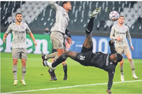  ?? FOTO: FEDERICO GAMBARINI/DPA ?? Breel Embolo (Zweiter von rechts) erzielt mit einem Fallrückzi­eher das Tor zur Mönchengla­dbacher 3:0-Führung.