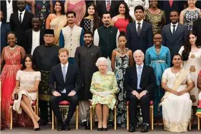  ??  ?? Meghan, Duquesa de Sussex, el príncipe Harry, la reina Isabel II y el ex primer ministro John Major durante la ceremonia de Queen's Young Leaders Awards, en el palacio de Buckingham. Meghan deslumbró con un vestido de Prada.