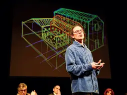  ?? ?? L’artista Edoardo Tresoldi al Piccinni mentre illustra la sua opera