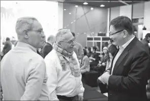  ??  ?? Tang Ning (right), CEO of CreditEase, interacts with participan­ts at an event in Beijing.