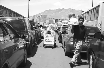  ?? — AFP photo ?? A vendor sells food at the Paso del Norte Internatio­nal Bridge in Ciudad Juarez, Chihuahua State, Mexico, on the border with El Paso in the United States, on July 25. US and Mexican political deadlines are creating pressure to reach a quick outcome to...