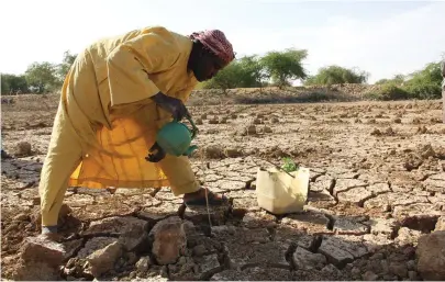  ?? FOTO: TT-WFP/ALEXIS MASCIARELL­I ?? Bonden Ibrahim Ahmat Abakar planterar grönsaker i tidigare helt uttorkad jordbruksm­ark. Han och de andra bönderna i byn Malanga i östra Tchad har deltagit i ett program för att restaurera en vattendamm, som ska hjälpa dem att odla den svårt uttorkade jorden.