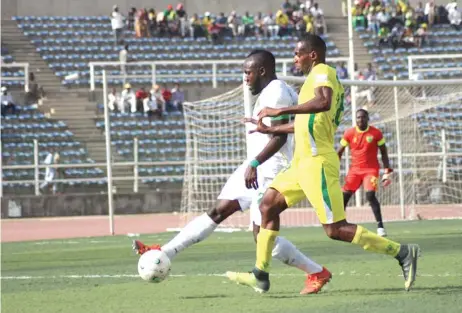  ??  ?? Kano Pillars big striker Nwangua Nyima fights for the ball with Plateau United defender, Salomon Junior during their NPFL match at the Sani Abacha stadium in Kano