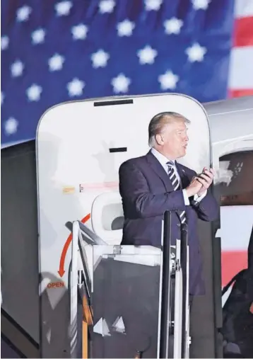  ??  ?? Trump junto a los tres estadounid­enses liberados por Corea del Norte, a su arribo ayer a la Base Andrews, en Maryland.
