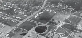  ?? STAFF ?? An April 1967 aerial view of Christophe­r Newport College shows some of the remaining houses, including William Walker Jr.’s, on Shoe Lane, upper left, and Moore’s Lane, upper right.