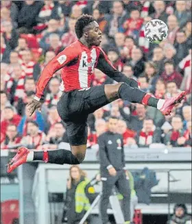  ?? FOTO: EFE ?? Veloz
Williams intenta controlar un balón a la carrera en San Mamés