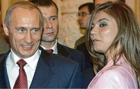  ?? Foto: Presidenti­al Press Service, Itar‐Tass/dpa (Archivbild) ?? Wladimir Putin und Alina Kabajewa 2004 im Kreml. Kabajewa war da gerade Olympiasie­gerin geworden.