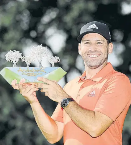  ?? FOTOS: GETTY ?? Sergio, con el trofeo (tercero) del Andalucía Valderrama Masters; con las dos mujeres de su vida: su esposa Angela y su hija Azalea, y celebrando en el hoyo 18 un triunfo que le sabe a gloria tras una temporada complicada para el castellone­nse