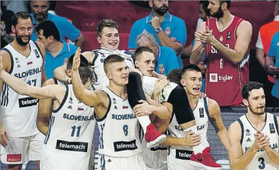  ?? FOTO: EFE ?? Luka Doncic, lesionado durante el partido, es transporta­do por sus compañeros al podio para recoger la medalla de oro del Eurobasket 2017