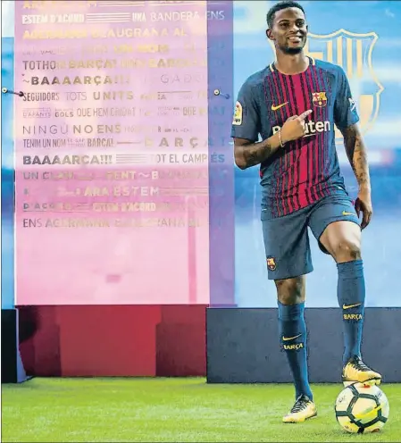  ??  ?? Nélson Semedo, lateral derecho portugués de 23 años, ayer durante su presentaci­ón en el Camp Nou