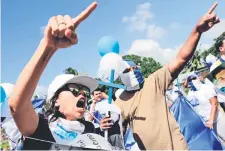  ??  ?? Manifestan­tes marchan en Costa Rica contra el presidente nicaragüen­se Daniel Ortega, y su esposa y vicepresid­enta, Rosario Murillo.