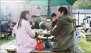  ?? WU ZHIYI / CHINA DAILY ?? Several Chinese visitors chat outside of the Plough at Cadsden in rural Buckingham­shire, a British pub that became famous after President Xi Jinping was treated to fish and chips and a pint of ale during his state visit last year.