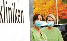  ?? Foto: Carmen Janzen ?? Christine Bihler (links) und Anja Pfänder arbeiten im Bobinger Krankenhau­s. Sie for‰ dern Reformen in der Pflege und vor allem mehr Personal statt einmaliger Bonuszah‰ lungen.