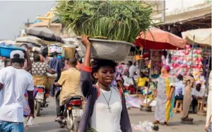  ?? (© Anton_Ivanov/ Shuttersto­ck) ?? Photo ci-contre :
Sur le marché central de Lomé, en janvier 2017. Malgré des progrès importants au cours des dix dernières années, le Togo reste durement frappé par la pauvreté. En 2018, 49 % de la population y vit avec moins de 1,90 dollar par jour.