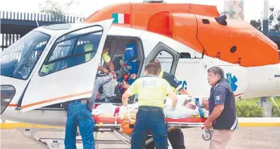  ??  ?? Para el aterrizaje, prepararon la explanada entre el acceso a la zona de urgencias del Hospital, el parque Irekua y la Plaza de Toros Revolución.