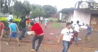  ??  ?? Captura de video del ataque a una radioemiso­ra por supuestos leales del intendente de Otaño.