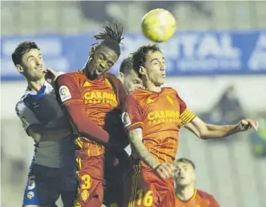  ?? JAVI FERRÁNDIZ ?? Dominio aéreo Jair despeja un balón aéreo ante Eguaras y el jugador del Sabadell Jaime.