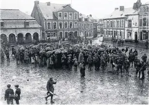  ?? PHOTO: NATIONAL LIBRARY ?? A New Zealand regimental band plays in Le Quesnoy on November 5, 1918. The threestore­y building in the background had been the headquarte­rs of the German occupiers.