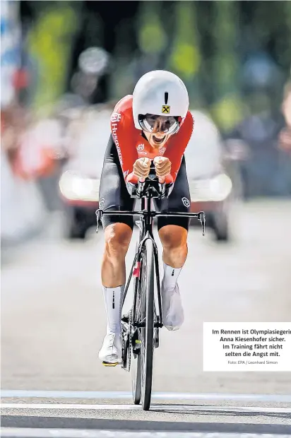  ?? Foto: EPA / Leonhard Simon ?? Im Rennen ist Olympiasie­gerin Anna Kiesenhofe­r sicher. Im Training fährt nicht selten die Angst mit.