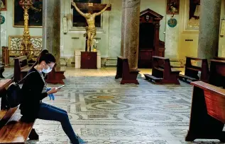  ??  ?? Culto
La chiesa di San Crisogono a Roma. Pochi fedeli, distanze, e dal 18 si torna a celebrare la messa