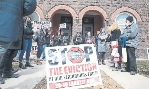  ?? RENÉ JOHNSTON TORONTO STAR ?? Tenant groups, neighbours and advocates hold a rally Saturday outside a Langley Ave. rooming house where renters are being evicted because its new owners have planned a major remodellin­g.