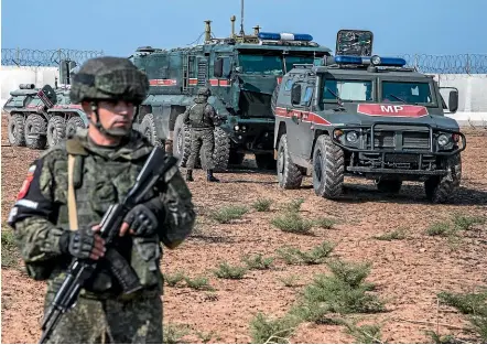  ??  ?? The first joint Turkish and Russian patrol in northern Syria passes the town of Darbasiyah, after two ceasefire agreements allowed Syrian Kurdish fighters to withdraw from the border area.