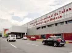  ?? | CUARTOSCUR­O ?? El titular de la SCT dijo que el aeropuerto de Toluca puede recibir hasta 10 millones del pasajeros.