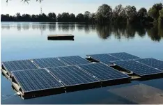  ?? Foto: Johannes Strasser ?? 32 schwimmend­e Inseln mit Photovolta­ikanlagen versorgen das Kieswerk in Asbach Bäumenheim seit Kurzem mit Strom.