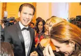  ??  ?? Heftigst umschwärmt: Bundeskanz­ler Sebastian Kurz gut gelaunt im Ballgedrän­ge