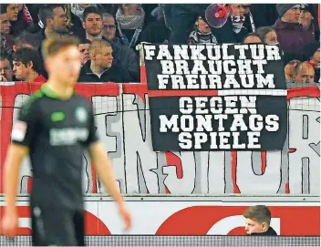  ?? FOTO: ANSPACH/DPA ?? In der Fanszene sind die Meinungen zu den neu eingeführt­en Montagsspi­elen der Fußball-Bundesliga eindeutig. Hier tun Stuttgarte­r Fans ihre Meinung kund.